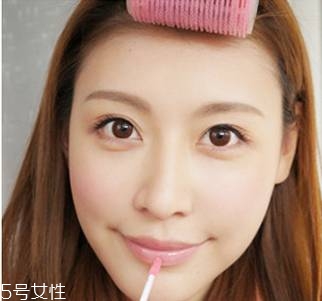 簡單日常淡妝怎么畫好看 香檳色日常眼影的畫法圖解 簡單日常淡妝怎么畫好看 香檳色日常眼影的畫法圖解