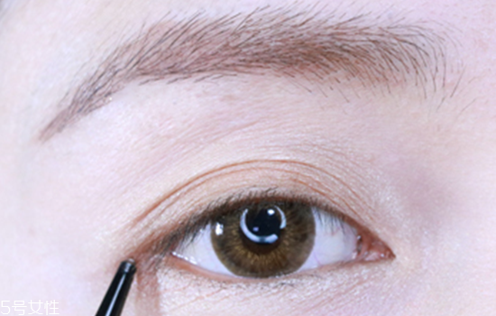 簡單日常淡妝怎么畫好看 香檳色日常眼影的畫法圖解 簡單日常淡妝怎么畫好看 香檳色日常眼影的畫法圖解