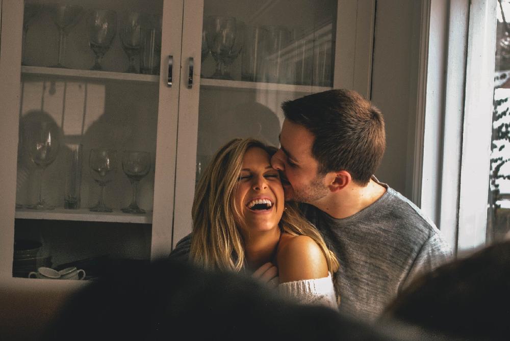 喜歡聞男朋友的味道 聞男友氣味有助減壓 喜歡聞男朋友的味道 聞男友氣味有助減壓