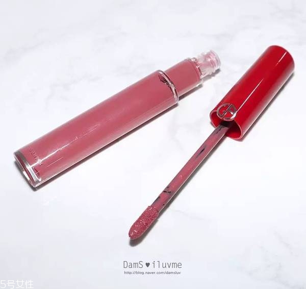 阿瑪尼紅管501和黑管501哪個好看 阿瑪尼唇釉怎么選購 阿瑪尼紅管501和黑管501哪個好看 阿瑪尼唇釉怎么選購