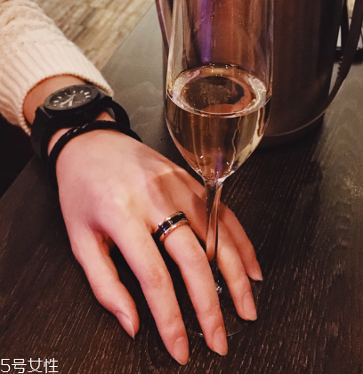 戒指和手鏈戴一只手嗎？戒指和手鏈能戴一邊嗎