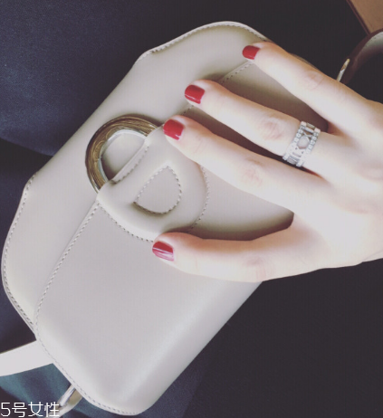 戒指為什么要戴在無(wú)名指上？戒指戴在無(wú)名指的含義