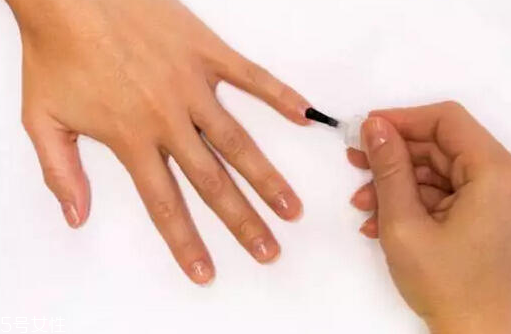 噴涂式指甲油怎么用 指甲油噴霧使用方法 噴涂式指甲油怎么用 指甲油噴霧使用方法