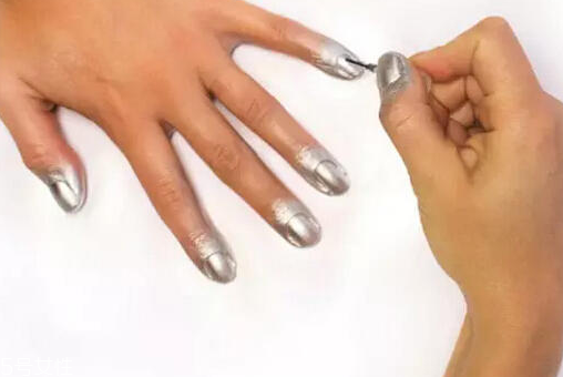 噴涂式指甲油怎么用 指甲油噴霧使用方法 噴涂式指甲油怎么用 指甲油噴霧使用方法