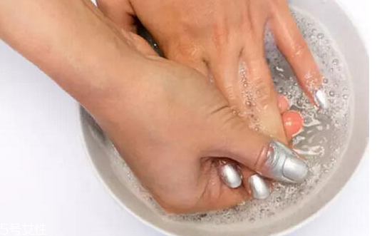 噴涂式指甲油怎么用 指甲油噴霧使用方法 噴涂式指甲油怎么用 指甲油噴霧使用方法