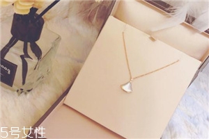 寶格麗扇子項(xiàng)鏈?zhǔn)鞘裁床馁|(zhì)？寶格麗小扇子項(xiàng)鏈材質(zhì)