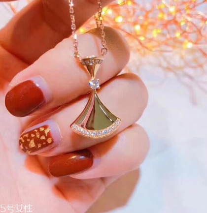 寶格麗扇子有幾個(gè)尺寸？寶格麗小扇子項(xiàng)鏈尺寸