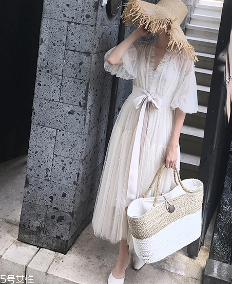 網(wǎng)紗連衣裙怎么搭配？網(wǎng)紗連衣裙搭配圖片