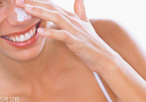 肌底液和精華哪個重要 護膚美容小貼士 肌底液和精華哪個重要 護膚美容小貼士