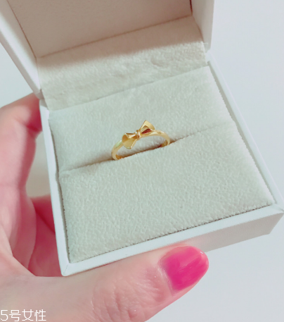 戒指應該戴在哪個手上？戒指戴左手還是右手