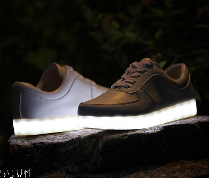 simulation發(fā)光鞋真假鑒定 simulation發(fā)光鞋真假辨別方法 simulation發(fā)光鞋真假鑒定 simulation發(fā)光鞋真假辨別方法