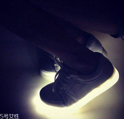 simulation發(fā)光鞋真假鑒定 simulation發(fā)光鞋真假辨別方法 simulation發(fā)光鞋真假鑒定 simulation發(fā)光鞋真假辨別方法