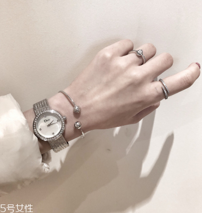 戒指戴中指是什么意思？戒指戴中指代表什么含義