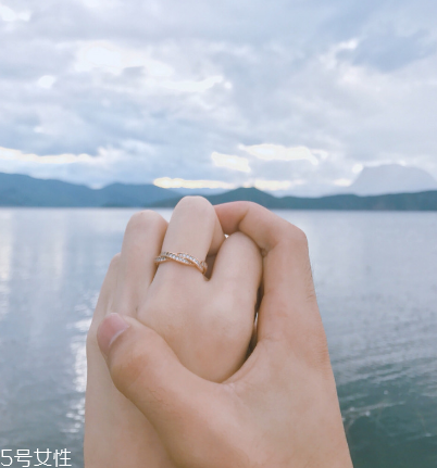 戒指戴中指是什么意思？戒指戴中指代表什么含義