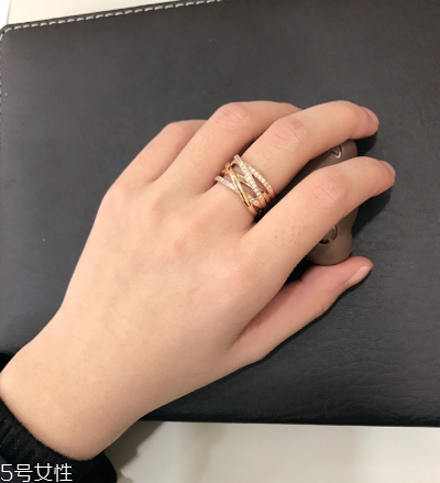 戒指戴小指是什么意思？戒指戴小指代表什么含義