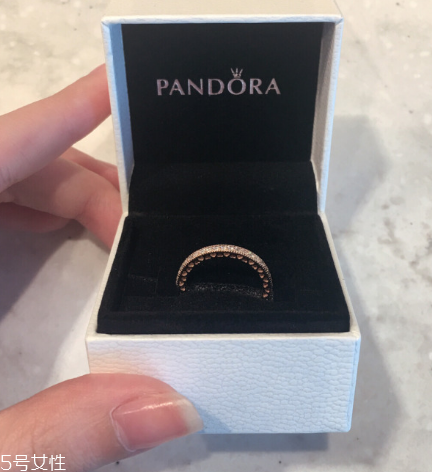 戒指戴小指是什么意思？戒指戴小指代表什么含義