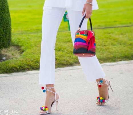 約會穿什么樣的高跟鞋好看？適合約會穿的高跟鞋款式