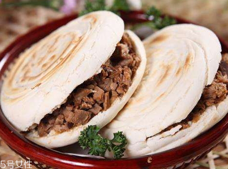 臘汁肉夾饃和老潼關(guān)肉夾饃區(qū)別 臘汁肉夾饃和老潼關(guān)肉夾饃哪個(gè)好吃 臘汁肉夾饃和老潼關(guān)肉夾饃區(qū)別 臘汁肉夾饃和老潼關(guān)肉夾饃哪個(gè)好吃