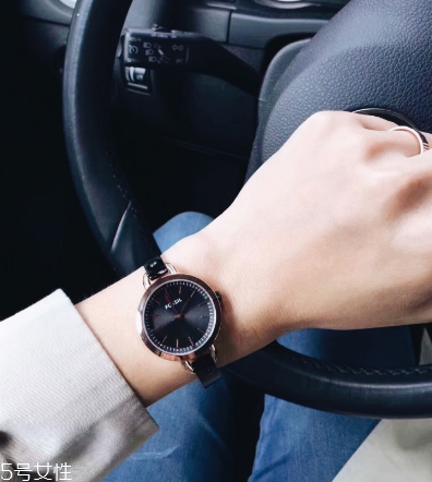 fossil手表怎么調(diào)日期？fossil手表調(diào)時間方法