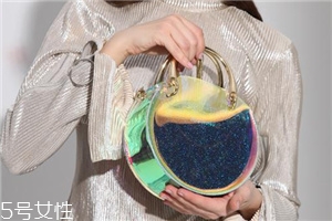 夏天適合背什么包？適合夏天背的包包款式