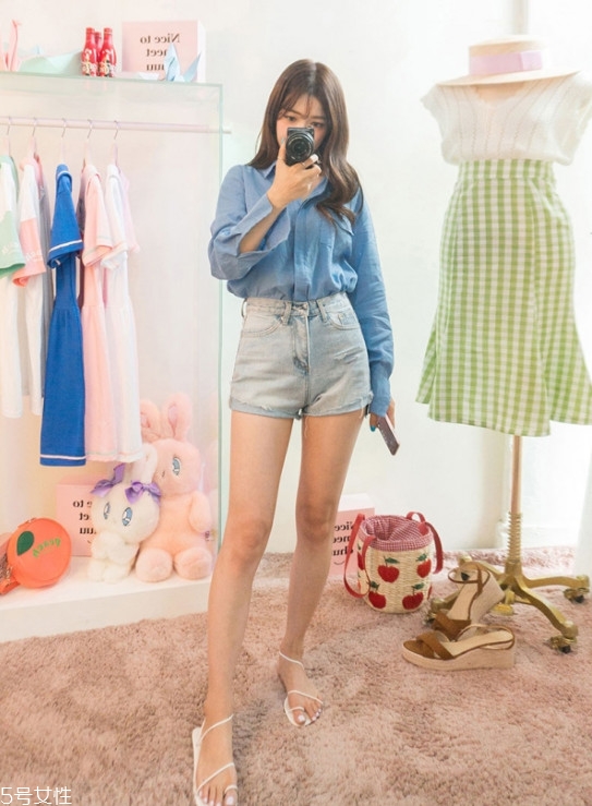 女生天藍(lán)色襯衫怎么搭配好看 女生天藍(lán)色襯衫怎么搭配好看