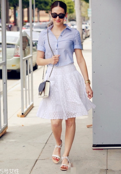 女生天藍(lán)色襯衫怎么搭配好看 女生天藍(lán)色襯衫怎么搭配好看