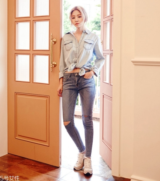 女生天藍(lán)色襯衫怎么搭配好看 女生天藍(lán)色襯衫怎么搭配好看