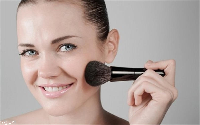 夏天怎么讓妝容自然 妝容自然三點注意 夏天怎么讓妝容自然 妝容自然三點注意