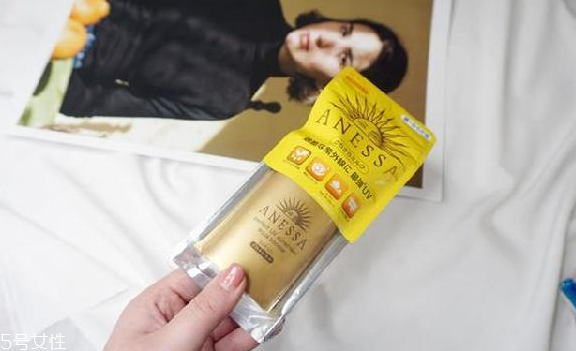 安耐曬和安熱沙一樣嗎 安耐曬和安熱沙有什么區(qū)別 安耐曬和安熱沙一樣嗎 安耐曬和安熱沙有什么區(qū)別