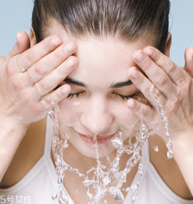 太陽穴長痘痘是什么原因 怎么避免長痘痘 太陽穴長痘痘是什么原因 怎么避免長痘痘