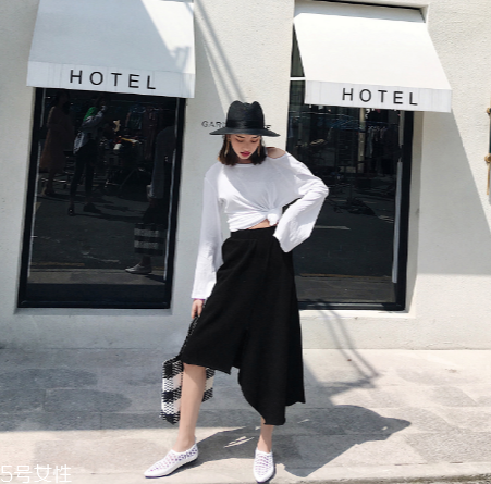 不規(guī)則半身裙怎么搭配？不規(guī)則半身裙搭配圖片