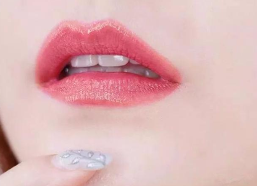 圣羅蘭2018新款鏡面唇蜜真假辨別 9個步驟來驗真假 圣羅蘭2018新款鏡面唇蜜真假辨別 9個步驟來驗真假