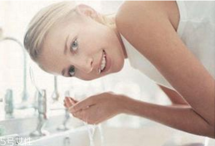 為什么用洗面奶洗完臉通紅 早上用洗面奶洗臉的好處 為什么用洗面奶洗完臉通紅 早上用洗面奶洗臉的好處