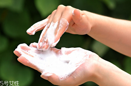 泡沫型洗面奶適合什么膚質(zhì) 怎么挑選合適的洗面奶 泡沫型洗面奶適合什么膚質(zhì) 怎么挑選合適的洗面奶