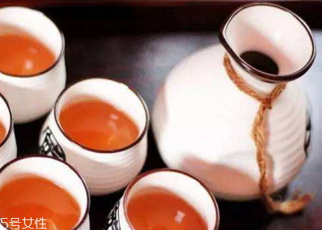 高粱酒和玉米酒的區(qū)別 高粱酒和玉米酒哪個(gè)好喝 高粱酒和玉米酒的區(qū)別 高粱酒和玉米酒哪個(gè)好喝