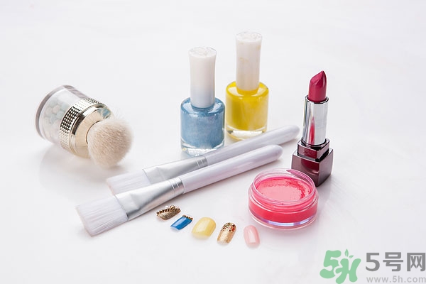 口紅放冰箱冷藏還是冷凍？夏天口紅冷藏還是冷凍？