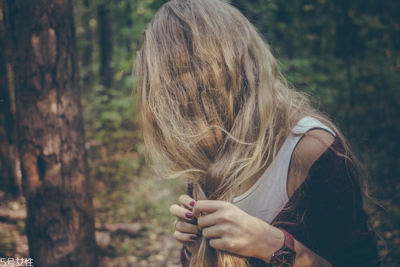 吹頭發(fā)怎么吹出順滑感 吹頭發(fā)正確方法 吹頭發(fā)怎么吹出順滑感 吹頭發(fā)正確方法