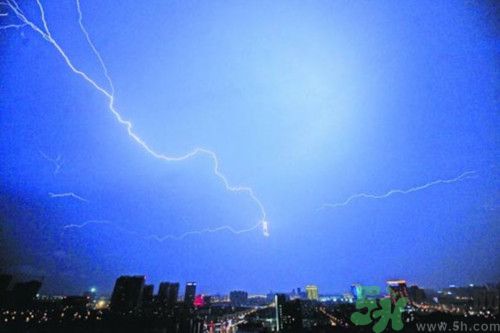 閃電打雷可以洗澡嗎?打雷洗澡會(huì)不會(huì)被擊 閃電打雷可以洗澡嗎?打雷洗澡會(huì)不會(huì)被擊