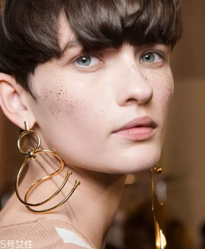 耳環(huán)取不下來怎么辦？耳環(huán)取不下來解決方法