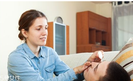 眼藥水有消炎作用嗎？眼藥水能消炎嗎？