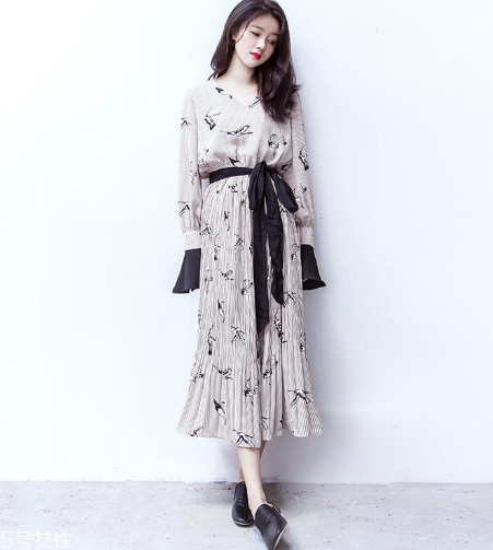 夏天穿什么樣的百褶裙好看？夏天適合穿什么百褶裙