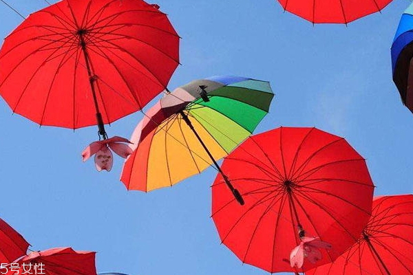 紅色遮陽(yáng)傘防曬嗎 白色遮陽(yáng)傘防曬嗎 紅色遮陽(yáng)傘防曬嗎 白色遮陽(yáng)傘防曬嗎