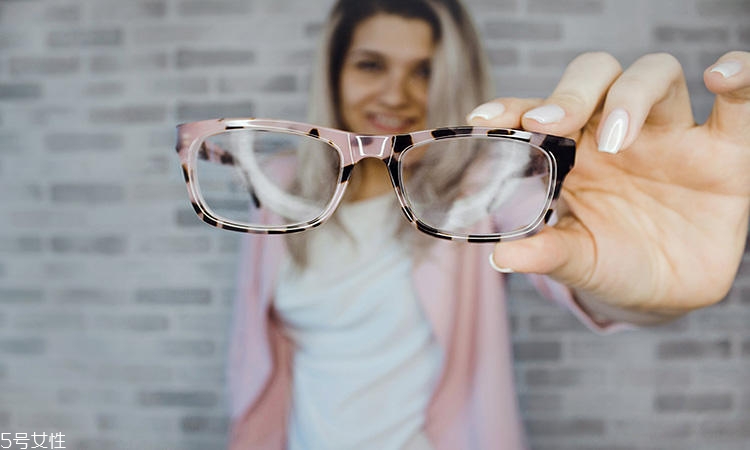 指甲油深色比淺色更顯白嗎 指甲油冷色更顯白嗎 指甲油深色比淺色更顯白嗎 指甲油冷色更顯白嗎