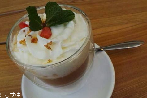 淡奶油為什么打發(fā)了半天還是稀的 淡奶油的打發(fā)技巧 淡奶油為什么打發(fā)了半天還是稀的 淡奶油的打發(fā)技巧