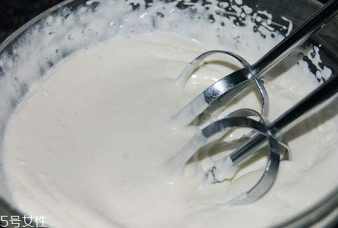 淡奶油為什么打發(fā)了半天還是稀的 淡奶油的打發(fā)技巧 淡奶油為什么打發(fā)了半天還是稀的 淡奶油的打發(fā)技巧