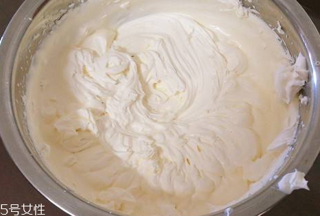 淡奶油不加糖能打發(fā)嗎 淡奶油打發(fā)訣竅 淡奶油不加糖能打發(fā)嗎 淡奶油打發(fā)訣竅