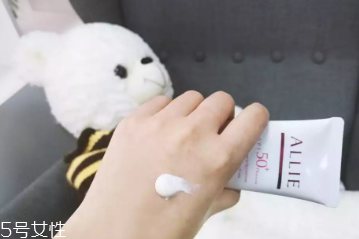 嘉娜寶allie粉色控油防曬含酒精嗎 allie防曬評測 嘉娜寶allie粉色控油防曬含酒精嗎 allie防曬評測