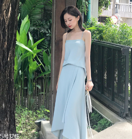 夏天穿什么顏色衣服顯白？夏天最顯白的衣服顏色