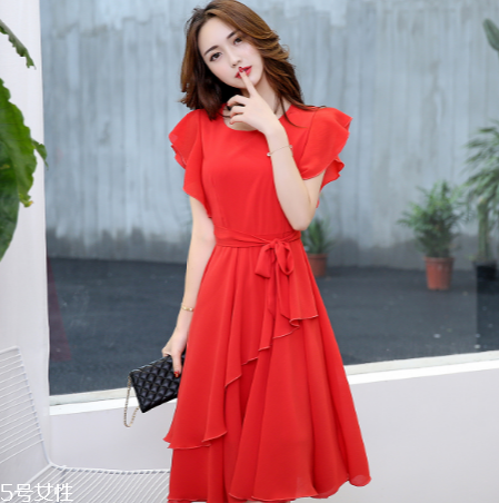 夏天穿什么顏色衣服顯白？夏天最顯白的衣服顏色