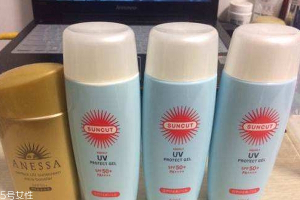 高絲suncut藍(lán)瓶防曬霜是物理防曬嗎？會不會搓泥